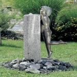 Granitbrunnen mit Bronzefigur