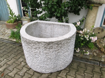 Granitbrunnen / Pflanztrog dreiviertelrund 115x95x75