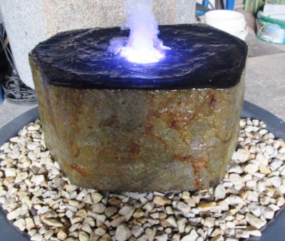 Quellstein - Basalt S�ulenstumpf