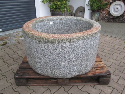 Granitbrunnen rund rustikal 101x66