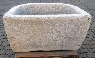 Granitbrunnen halbrund rustikal 130x80x77