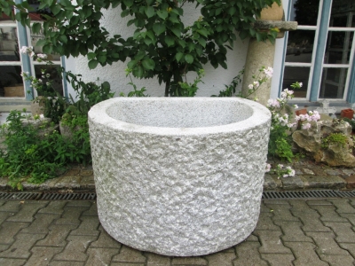 Granitbrunnen / Pflanztrog dreiviertelrund 95x75x60