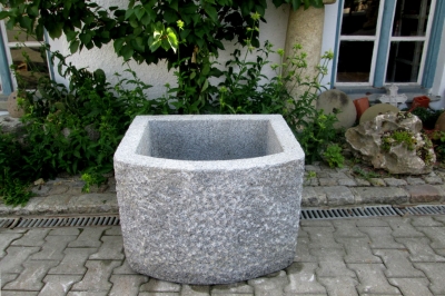 Granitbrunnen / Pflanztrog halbrund 80x70x55