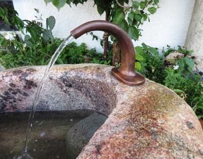 Rottenecker Bronze Trog-Wasserauslauf gro�