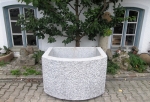 Granitbrunnen / Pflanztrog halbrund 120x90x70